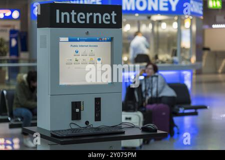 Accesso a Internet con monitor e tastiera nella sala partenze di un aeroporto Foto Stock