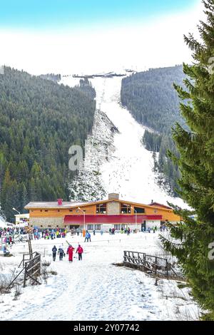 Bansko, Bulgaria ski resort panorama con impianti di risalita, gli sciatori sulle piste da sci, mountain view Foto Stock