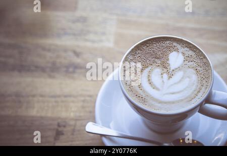 Tazza di cappuccino appena fatto in un caffè italiano Foto Stock