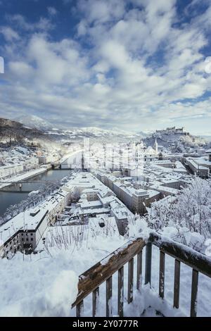 Punto panoramico, Salisburgo in inverno: Centro storico innevato, sole Foto Stock