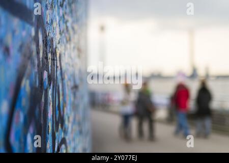 Muro del porto e molo sulle rive del Reno a Duesseldorf. Duesseldorf, Renania settentrionale-Vestfalia, Germania, Europa Foto Stock