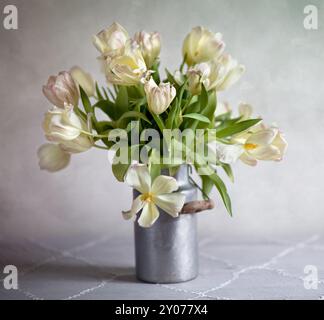 Natura morta con i tulipani in una vecchia caraffa del latte Foto Stock