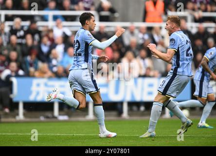 Newcastle upon Tyne, Regno Unito. 1 settembre 2024. Brennan Johnson del Tottenham Hotspur festeggia dopo che Dan Burn del Newcastle United segna un autogol durante la partita di Premier League al St. James' Park, Newcastle upon Tyne. Il credito immagine dovrebbe essere: Anna Gowthorpe/Sportimage Credit: Sportimage Ltd/Alamy Live News Foto Stock