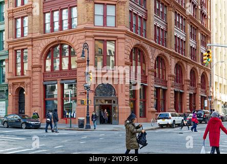 Bleecker Tower, con la cima in rame, 644 Broadway, costruita come Manhattan Savings Institution; punto di riferimento banca/loft commerciali ora loft residenziali e negozio. Foto Stock