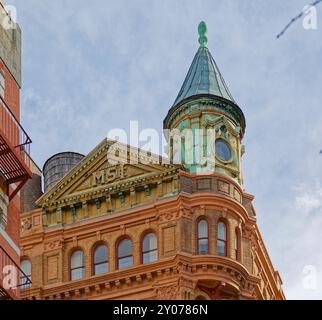 Bleecker Tower, con la cima in rame, 644 Broadway, costruita come Manhattan Savings Institution; punto di riferimento banca/loft commerciali ora loft residenziali e negozio. Foto Stock