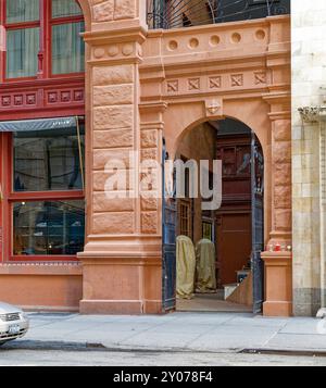 Bleecker Tower, con la cima in rame, 644 Broadway, costruita come Manhattan Savings Institution; punto di riferimento banca/loft commerciali ora loft residenziali e negozio. Foto Stock