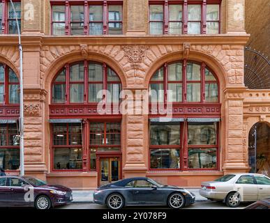 Bleecker Tower, con la cima in rame, 644 Broadway, costruita come Manhattan Savings Institution; punto di riferimento banca/loft commerciali ora loft residenziali e negozio. Foto Stock