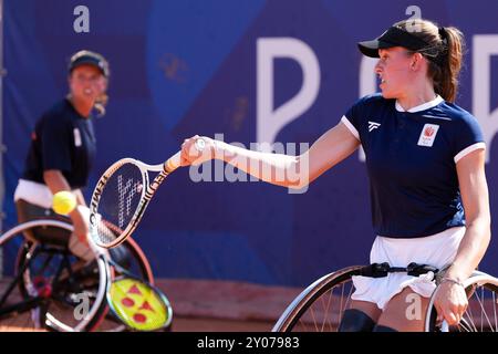 Parigi, Francia. 1 settembre 2024. PARIGI, FRANCIA - 1 SETTEMBRE: Gareggia nei quarti di finale del doppio femminile durante il 4° giorno dei Giochi Paralimpici estivi di Parigi 2024 al Roland Garros il 1° settembre 2024 a Parigi, Francia. (Foto di Patrick Goosen/BSR Agency) credito: BSR Agency/Alamy Live News Foto Stock