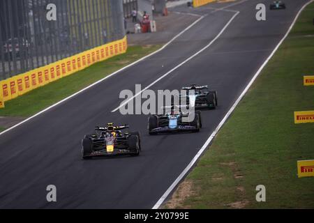 Monza, Italie. 1 settembre 2024. 11 PEREZ Sergio (mex), Red Bull Racing RB20, 31 OCON Esteban (fra), Alpine F1 Team A524, azione durante la Formula 1 Pirelli Gran Premio d'Italia 2024, Gran Premio d'Italia 2024, 16° round del Campionato Mondiale di Formula 1 2024 dal 30 agosto al 1° settembre 2024 sull'autodromo Nazionale Monza, a Monza, Italia - foto Eric Alonso/DPPI credito: DPPI Media/Alamy Live News Foto Stock