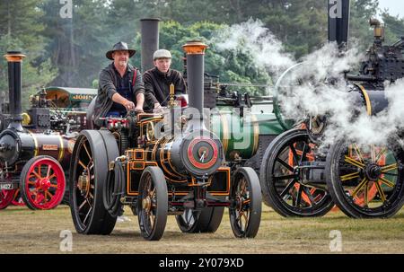 Dave Davis (a sinistra) e George Venn (a destra) guidano una locomotiva stradale composta a doppia manovella Burrell, durante lo Yorkshire Traction Engine Rally a Scampston Hall vicino a Malton, nel North Yorkshire. Data foto: Domenica 1 settembre 2024. Foto Stock