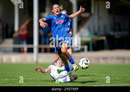 St. Leon Rot, Germania. 1 settembre 2024. v.li.: Melissa Zweigner-Genzer (KSC, 10), Svenja Vöhringer (STG II, 24), Zweikampf, Spielszene, Duell, duello, tackle, tackle, Dynamik, azione, Aktion, foul, Foulspiel, beim Foulen, 01.09.2024, St. Leon-Rot (Deutschland), Fussball, Regionalliga Süd, TSG 1899 Hoffenheim U20 - Karlsruher SC, LE NORMATIVE DFB/DFL VIETANO QUALSIASI USO DI FOTOGRAFIE COME SEQUENZE DI IMMAGINI E/O QUASI-VIDEO. Credito: dpa/Alamy Live News Foto Stock