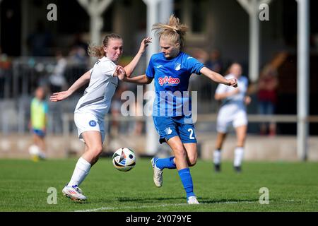 St. Leon Rot, Germania. 1 settembre 2024. v.li.: Paulina Rothenberger (KSC, 9), Vanessa Herre (STG II, 28), Zweikampf, Spielszene, Duell, duello, tackle, tackle, Dynamik, azione, Aktion, 01.09.2024, St. Leon-Rot (Deutschland), Fussball, Regionalliga Süd, TSG 1899 HOFFENHEIM U20 - KARLSRUHER SC, LE NORMATIVE DFB/DFL VIETANO QUALSIASI USO DI FOTOGRAFIE COME SEQUENZE DI IMMAGINI E/O QUASI-VIDEO. Credito: dpa/Alamy Live News Foto Stock