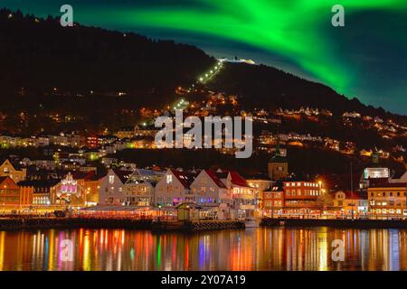 Bergen nell'aurora boreale con vista sul Floibanen di notte, la Norvegia, l'Europa Foto Stock