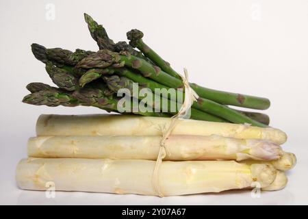 Asparagi freschi Foto Stock