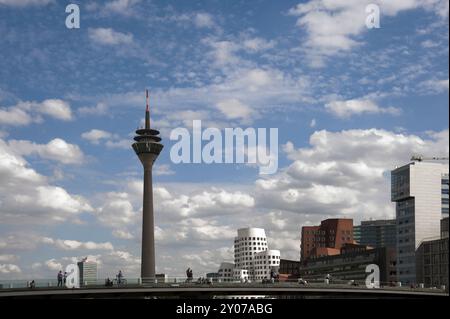 Vista sul Media Harbour di Duesseldorf fino alla Torre del Reno Foto Stock