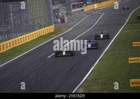 11 PEREZ Sergio (mex), Red Bull Racing RB20, 31 OCON Esteban (fra), Alpine F1 Team A524, azione durante la Formula 1 Pirelli Gran Premio dâItalia 2024, Gran Premio d'Italia 2024, 16° round del Campionato del mondo di Formula 1 2024 dal 30 agosto al 1° settembre 2024 sull'autodromo Nazionale Monza, a Monza, Italia Foto Stock