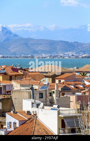 Nauplia o Nauplia, Grecia, il centro storico del Peloponneso ospita un panorama aereo e montagne innevate, Europa Foto Stock