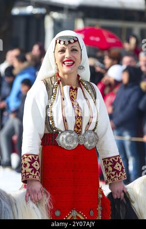 Razlog, Bulgaria, 14 gennaio 2017: Lady in bulgaro abbigliamento tradizionale al festival, Europa Foto Stock