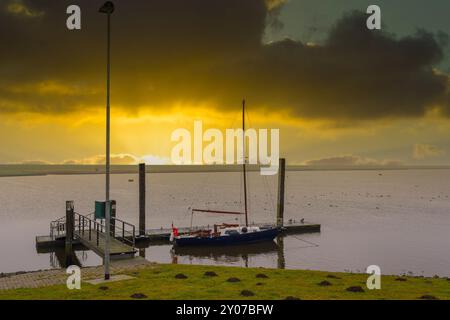 Sole basso al Leyhoerner Sieltief vicino Greetsiel Foto Stock