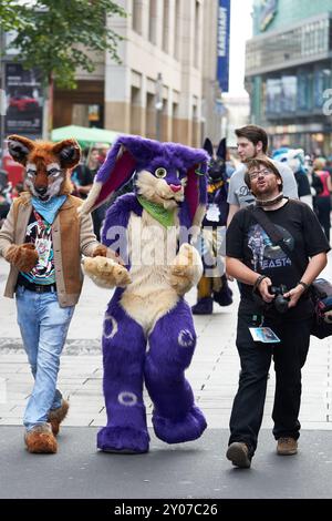 I cosplayer vestiti da animali camminano per il centro di Lipsia Foto Stock