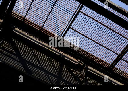 Vecchio ponte ferroviario in disuso visto dal basso Foto Stock