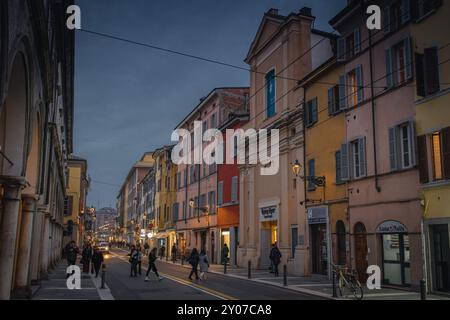 Strada italiana al crepuscolo, Parma, Italia Foto Stock