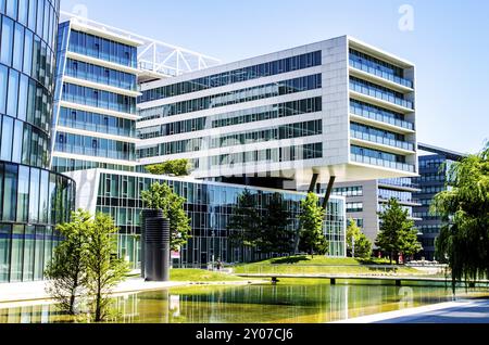 Vienna, Austria, 02.08.2013: Veduta del complesso OMV Company nel campus del secondo distretto di Vienna. Lago ed edifici moderni al sole estivo, in Europa Foto Stock