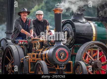 Dave Davis (a sinistra) e George Venn (a destra) guidano una locomotiva stradale composta a doppia manovella Burrell, durante lo Yorkshire Traction Engine Rally a Scampston Hall vicino a Malton, nel North Yorkshire. Data foto: Domenica 1 settembre 2024. Foto Stock