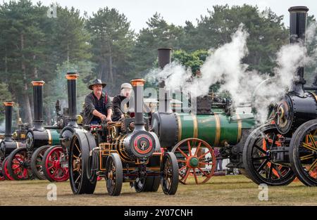 Dave Davis (a sinistra) e George Venn (a destra) guidano una locomotiva stradale composta a doppia manovella Burrell, durante lo Yorkshire Traction Engine Rally a Scampston Hall vicino a Malton, nel North Yorkshire. Data foto: Domenica 1 settembre 2024. Foto Stock