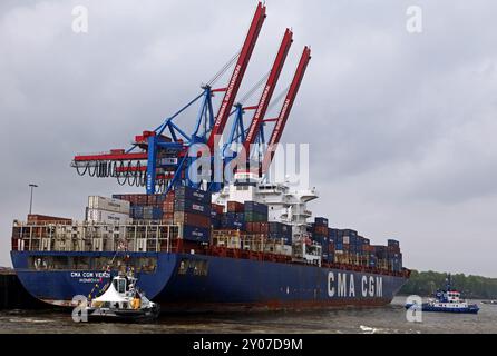 CMA CGM Verdi con rimorchiatore a Burchardkai, Amburgo, CMA CGM Verdi con rimorchiatore a Burchardkai, Amburgo Foto Stock