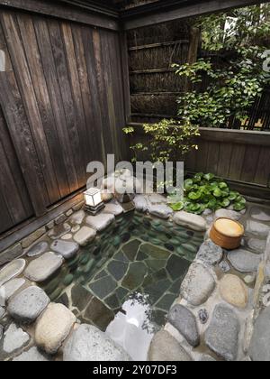 Bagno privato all'aperto con sorgenti termali calde Onsen in un hotel ryokan a Gero, Giappone, Asia Foto Stock