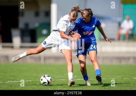 St. Leon Rot, Germania. 1 settembre 2024. v.li.: Mathilda Dillmann (KSC, 8), Svenja Vöhringer (STG II, 24), Zweikampf, Spielszene, Duell, duello, tackle, tackle, Dynamik, azione, Aktion, 01.09.2024, St. Leon-Rot (Deutschland), Fussball, Regionalliga Süd, TSG 1899 HOFFENHEIM U20 - KARLSRUHER SC, LE NORMATIVE DFB/DFL VIETANO QUALSIASI USO DI FOTOGRAFIE COME SEQUENZE DI IMMAGINI E/O QUASI-VIDEO. Credito: dpa/Alamy Live News Foto Stock