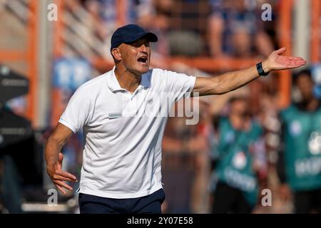 Bochum, Germania. 31 agosto 2024. Calcio: Bundesliga, VfL Bochum - Borussia Mönchengladbach, Matchday 2, Vonovia Ruhrstadion: L'allenatore del Bochum Peter Zeidler dà istruzioni. Credito: David Inderlied/dpa - NOTA IMPORTANTE: In conformità con le normative della DFL German Football League e della DFB German Football Association, è vietato utilizzare o far utilizzare fotografie scattate nello stadio e/o della partita sotto forma di immagini sequenziali e/o serie di foto simili a video./dpa/Alamy Live News Foto Stock