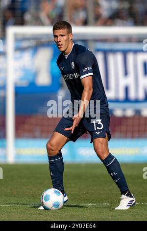 Bochum, Germania. 31 agosto 2024. Calcio: Bundesliga, VfL Bochum - Borussia Mönchengladbach, Matchday 2, Vonovia Ruhrstadion: Il medico Jakov di Bochum corre con la palla ai suoi piedi. Credito: David Inderlied/dpa - NOTA IMPORTANTE: In conformità con le normative della DFL German Football League e della DFB German Football Association, è vietato utilizzare o far utilizzare fotografie scattate nello stadio e/o della partita sotto forma di immagini sequenziali e/o serie di foto simili a video./dpa/Alamy Live News Foto Stock