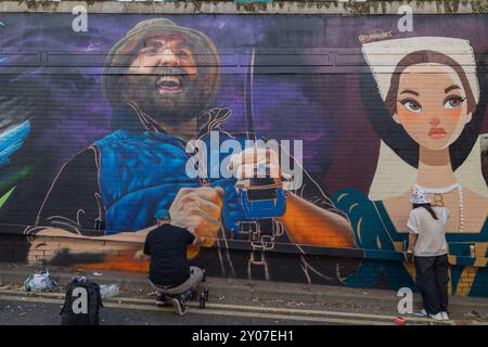 Southend on Sea, Regno Unito. 1 ottobre 2024. Gli artisti terminano il loro lavoro nell'ultimo giorno del festival urbano di Street Arts Southend City Jam 2024. Oltre 200 artisti da tutto il mondo convergono a Southend per il fine settimana di arte colorata. Producono opere meravigliose su pareti, poster e sui lati degli edifici. Penelope Barritt/Alamy Live News Foto Stock