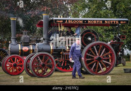 Un uomo frequenta lo Yorkshire Traction Engine Rally a Scampston Hall vicino a Malton, nel North Yorkshire. Data foto: Domenica 1 settembre 2024. Foto Stock