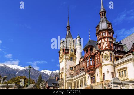 Vista ravvicinata della torre del castello di Peles e delle cime innevate dei Carpazi, Sinaia, Transilvania, Romania, Europa Foto Stock