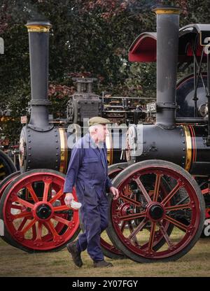 Un uomo frequenta lo Yorkshire Traction Engine Rally a Scampston Hall vicino a Malton, nel North Yorkshire. Data foto: Domenica 1 settembre 2024. Foto Stock