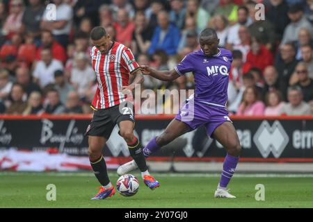 Vinicius Souza di Sheffield United prende il pallone da Edo Kayembe di Watford durante la partita del Campionato Sky Bet Sheffield United vs Watford a Bramall Lane, Sheffield, Regno Unito, 1 settembre 2024 (foto di Alfie Cosgrove/News Images) Foto Stock