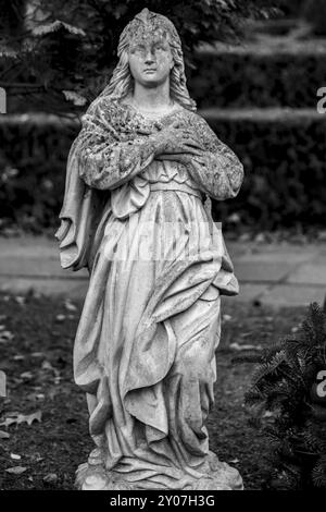 Friedhof Tegel, Berlino, Germania, 29 novembre 2018: Statua di una donna in lutto su un cimitero tedesco in una croccante giornata invernale, Europa Foto Stock