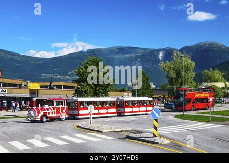 Norvegia, Olden, 1 agosto 2018: Treno turistico e autobus, paesaggio montano vicino a Nordfjord, Europa Foto Stock