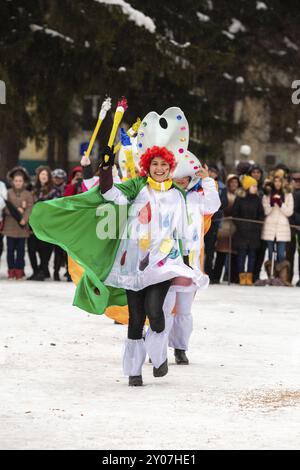 Razlog, Bulgaria, 14 gennaio 2017: Persone in costumi luminosi che ballano al festival Starchevata, Europa Foto Stock