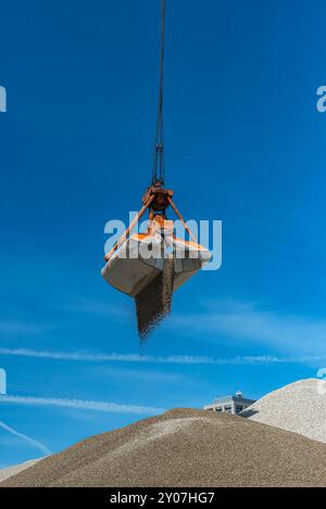 La gru riempie la sabbia su una collina Foto Stock