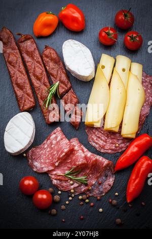 Piatto di antipasti e stuzzichini Foto Stock