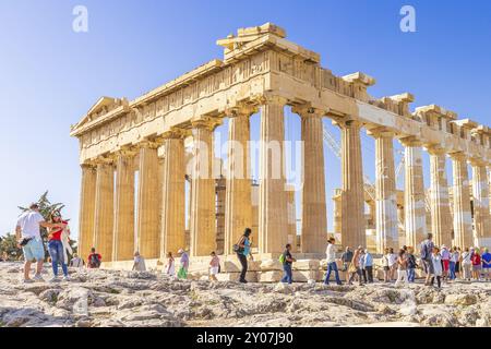 Atene, Grecia, 14 ottobre 2016: Turisti vicino al tempio del Partenone nell'Acropoli ad Atene, Grecia, Europa Foto Stock