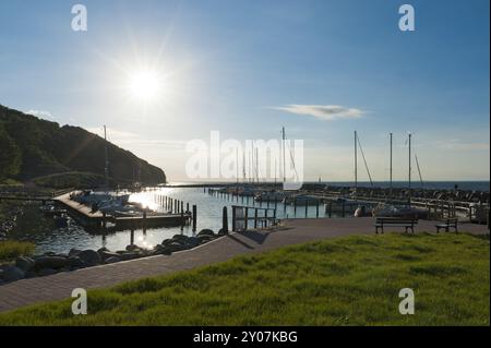Porto di Lohme sul Ruegen contro la luce Foto Stock