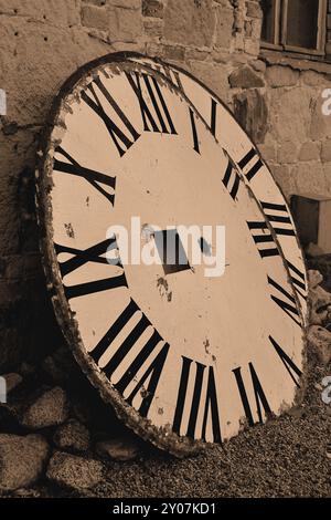 Quadranti di un vecchio orologio a torre a Quedlinburg Foto Stock