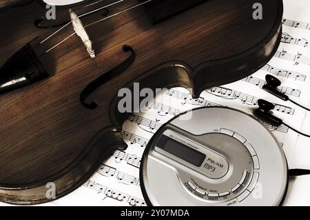 Lettore CD e violino su spartiti Foto Stock