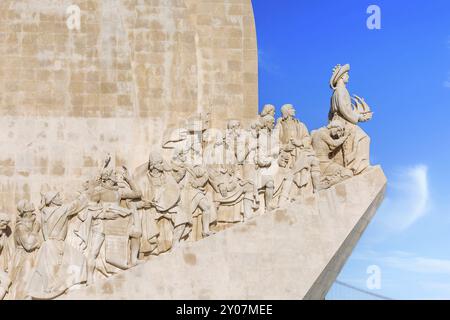 Lisbona, Portogallo Monumento alle scoperte o Padrao dos Descobrimentos sulle rive del fiume Tago nel quartiere di Belem, dettagli ravvicinati Foto Stock