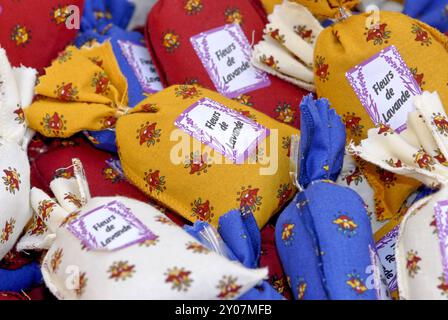 Bustina profumata con lavanda in un mercato in Provenza, Provenza-Alpi-Costa Azzurra, Francia meridionale, Europa Foto Stock